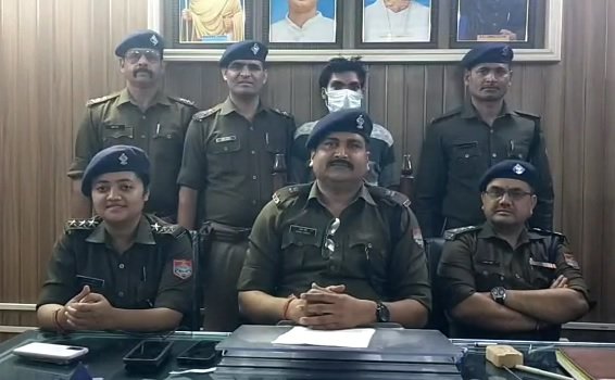 सोशल मीडिया पर युवक को तमंचा दिखाना पड़ा भारी, पुलिस ने किया गिरफ्तार।