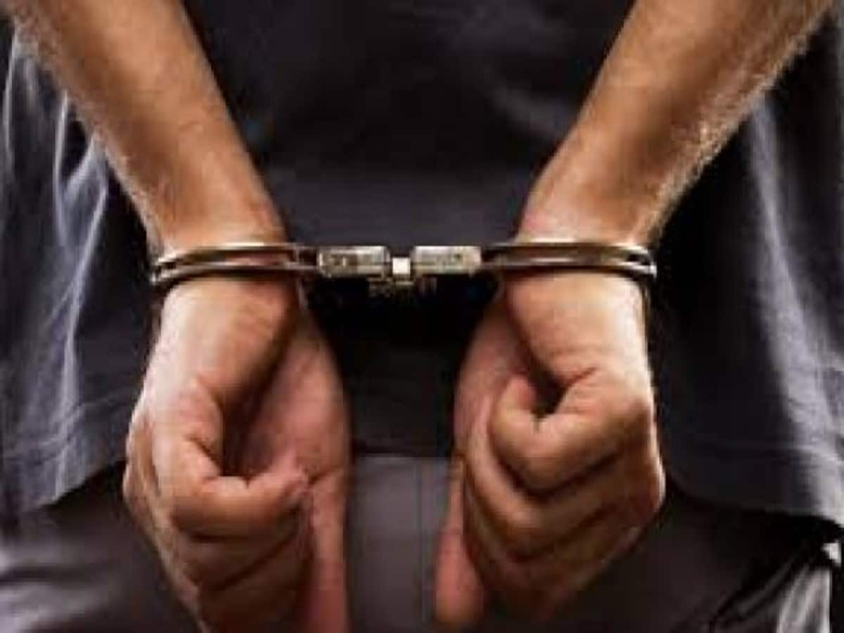 पड़ोसी कर रहा था गंदी हरकतें, शोरगुल से नग्न ही भागा और फिर.. पड़ोसी कर रहा था गंदी हरकतें, शोरगुल से नग्न ही भागा और फिर..