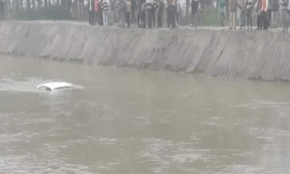 यूपी: रामगंगा नदी में गिरी बेकाबू कार, चार युवकों की मौत