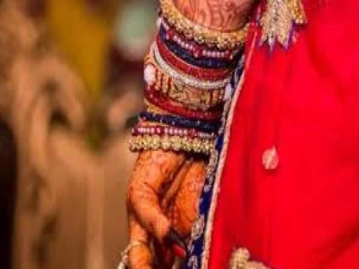 daughter in law got angry after mother in law applied cream powder police could not resolve saas bahu jhagda daughter in law got angry after mother in law applied cream powder police could not resolve saas bahu jhagda