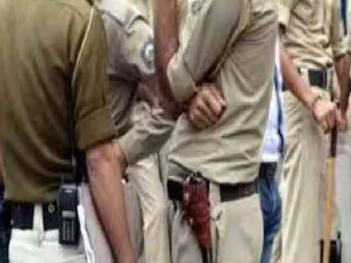 कुशीनगर में शोभायात्रा पर पथराव के बाद राममंदिर पर अभद्र टिप्प्णी; 2 गिरफ्तार कुशीनगर में शोभायात्रा पर पथराव के बाद राममंदिर पर अभद्र टिप्प्णी; 2 गिरफ्तार