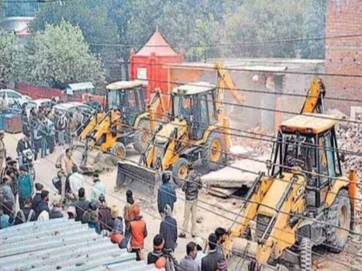 यूपी के इस जिले में दर्जनों दुकानें और मकान जमींदोज, अवैध कब्जे पर चला बुलडोजर यूपी के इस जिले में दर्जनों दुकानें और मकान जमींदोज, अवैध कब्जे पर चला बुलडोजर