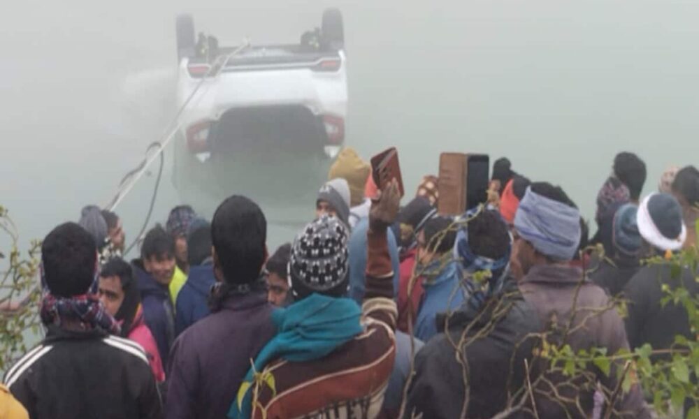 बाराबंकी में हादसा, भीषण कोहरे में इंदिरा नहर में गिरी कार, 2 लापता, 3 तैर कर बाहर आए