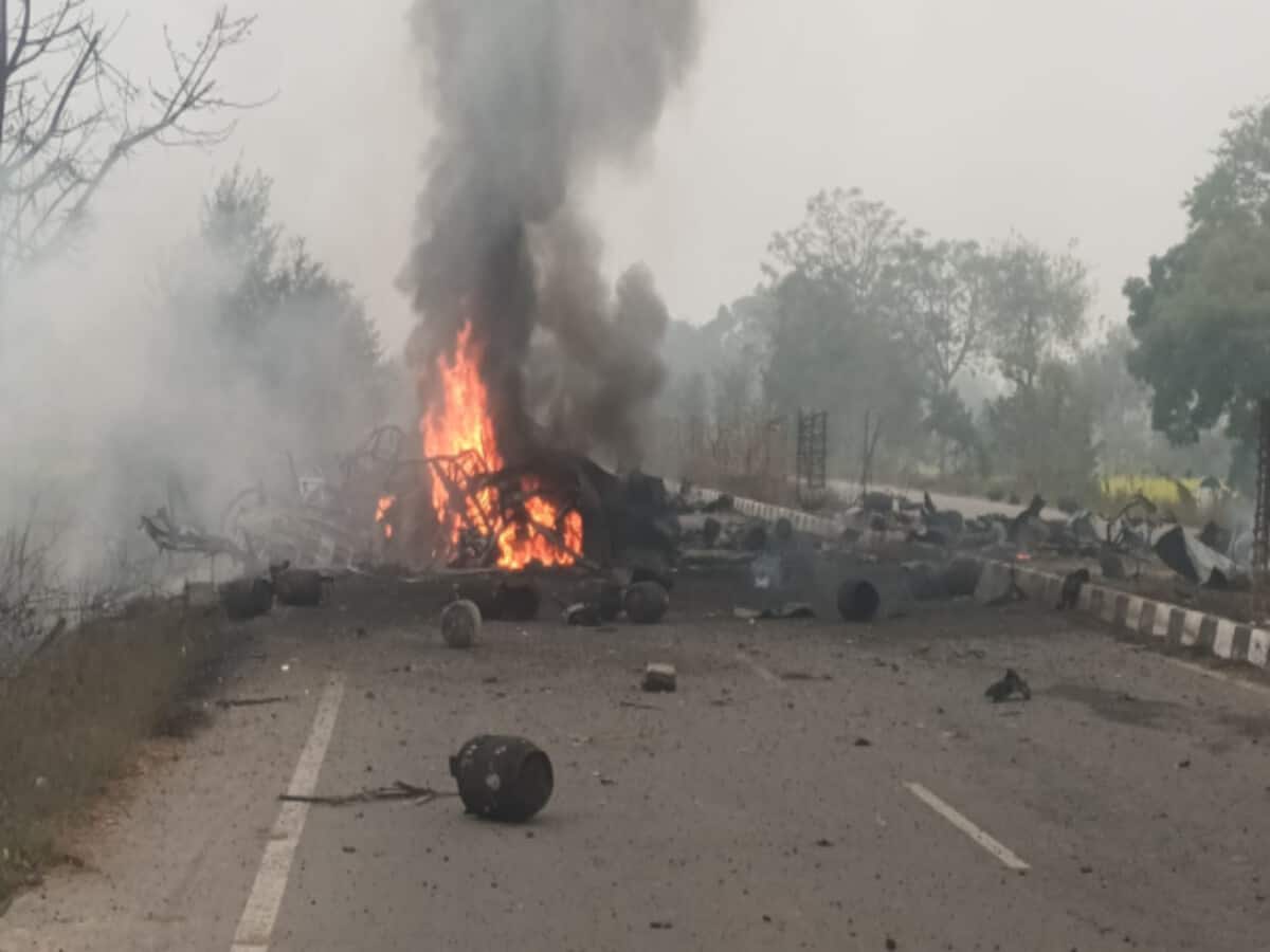 गोंडा में ट्रक में लगी भीषण आग, धमाके दहला इलाका, आधा-आधा किमी तक उड़े गैस सिलेंडर गोंडा में ट्रक में लगी भीषण आग, धमाके दहला इलाका, आधा-आधा किमी तक उड़े गैस सिलेंडर