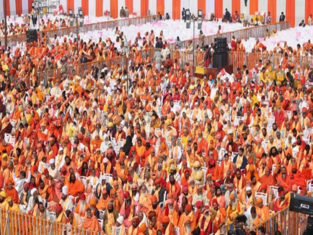UP Ayodhya Ram Temple Consecration Inauguration Opening Ceremony 1 and half years girl Dance on road UP Ayodhya Ram Temple Consecration Inauguration Opening Ceremony 1 and half years girl Dance on road