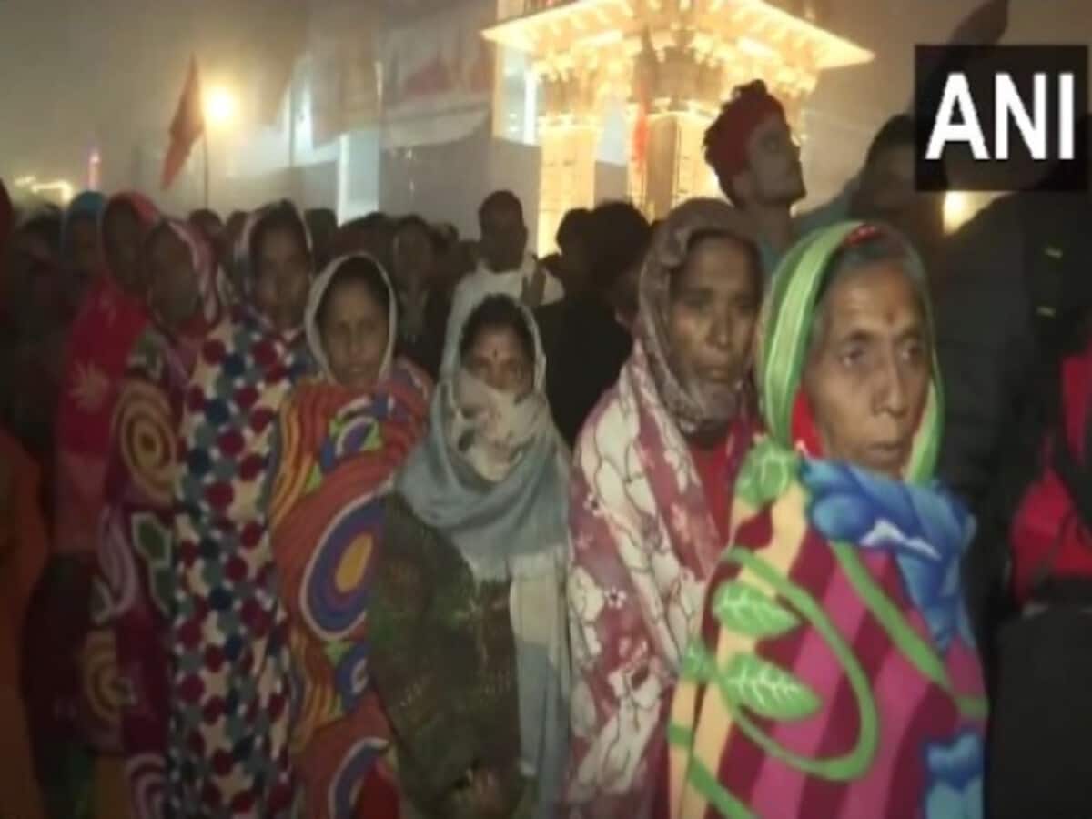 people have been standing in long lines since night to get a glimpse of ramlalla devotees in ayodhya people have been standing in long lines since night to get a glimpse of ramlalla devotees in ayodhya