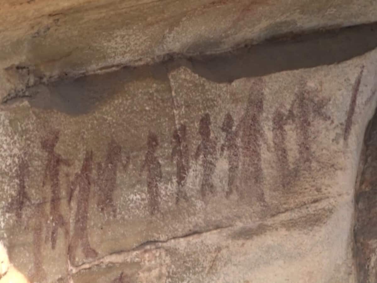 उत्तराखंड में मिली 6 हजार साल पुरानी गुफा, अंदर का नजारा कैसा? देखें PHOTO उत्तराखंड में मिली 6 हजार साल पुरानी गुफा, अंदर का नजारा कैसा? देखें PHOTO