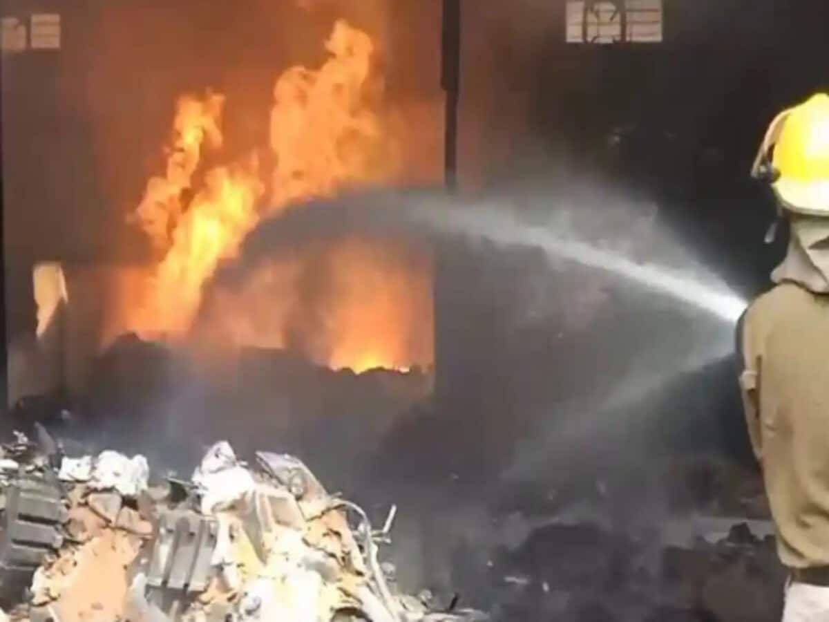 भिलाई के एक स्टील फैक्ट्री में लगी भीषण आग, लाखों का हुआ नुकसान भिलाई के एक स्टील फैक्ट्री में लगी भीषण आग, लाखों का हुआ नुकसान