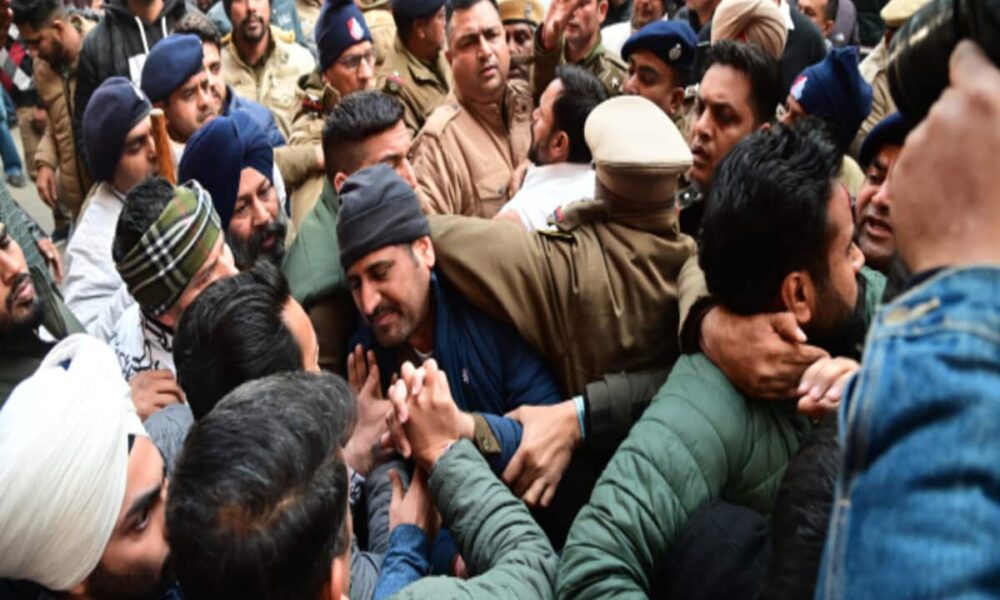 AAP Congress protest as Chandigarh mayoral elections postponed till further orders – चंडीगढ़ का मेयर चुनाव स्थगित, AAP और कांग्रेस बोले
