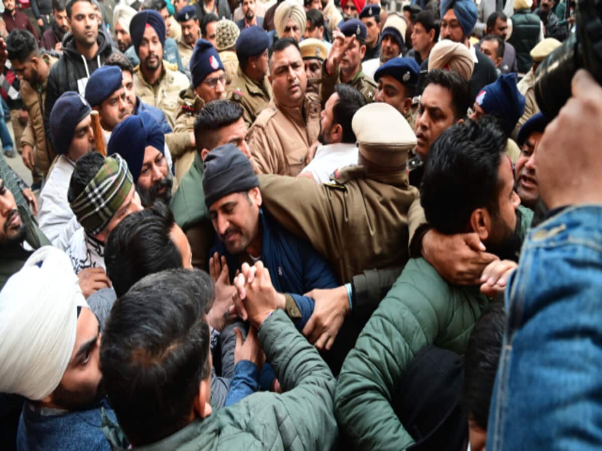 AAP Congress protest as Chandigarh mayoral elections postponed till further orders – चंडीगढ़ का मेयर चुनाव स्थगित, AAP और कांग्रेस बोले AAP Congress protest as Chandigarh mayoral elections postponed till further orders – चंडीगढ़ का मेयर चुनाव स्थगित, AAP और कांग्रेस बोले