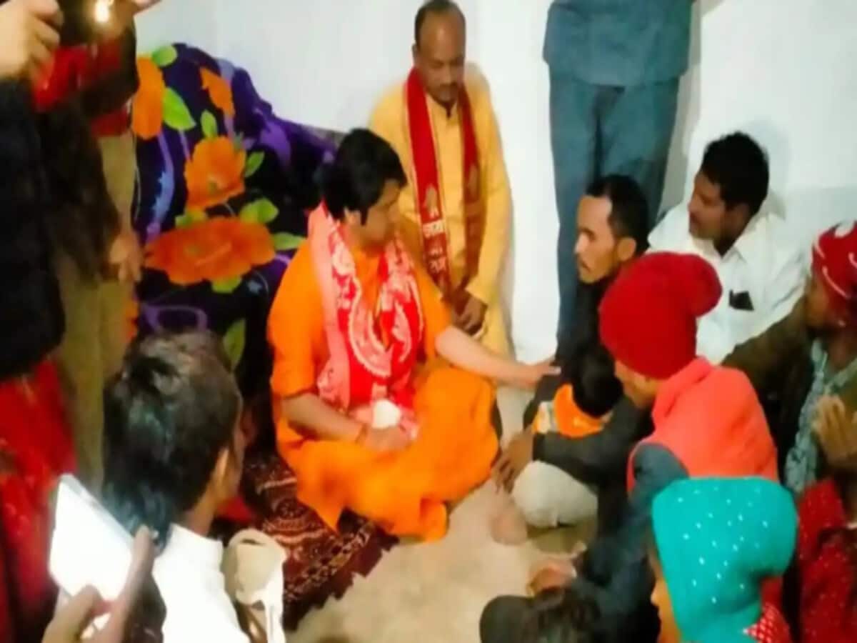 After reaching Kawardha Dhirendra Krishna Shastri sat on the ground at the house of deceased cow servant Sadharam said this big thing After reaching Kawardha Dhirendra Krishna Shastri sat on the ground at the house of deceased cow servant Sadharam said this big thing