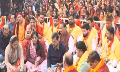 दिल्ली के रोहिणी मंदिर में सुंदर कांड पाठ में धर्मपत्नी के साथ शामिल हुए सीएम केजरीवाल