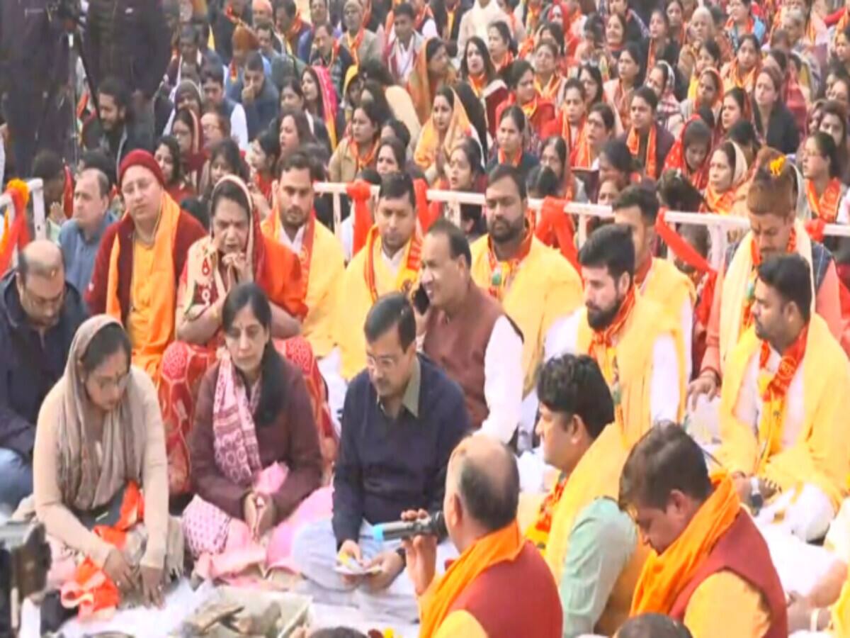 दिल्ली के रोहिणी मंदिर में सुंदर कांड पाठ में धर्मपत्नी के साथ शामिल हुए सीएम केजरीवाल दिल्ली के रोहिणी मंदिर में सुंदर कांड पाठ में धर्मपत्नी के साथ शामिल हुए सीएम केजरीवाल