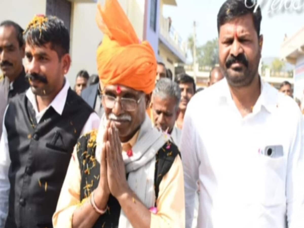 भजनलाल के दो पत्नियों वाले मंत्री बाबूलाल खराड़ी फिर चर्चा में आए, वीडियो वायरल भजनलाल के दो पत्नियों वाले मंत्री बाबूलाल खराड़ी फिर चर्चा में आए, वीडियो वायरल