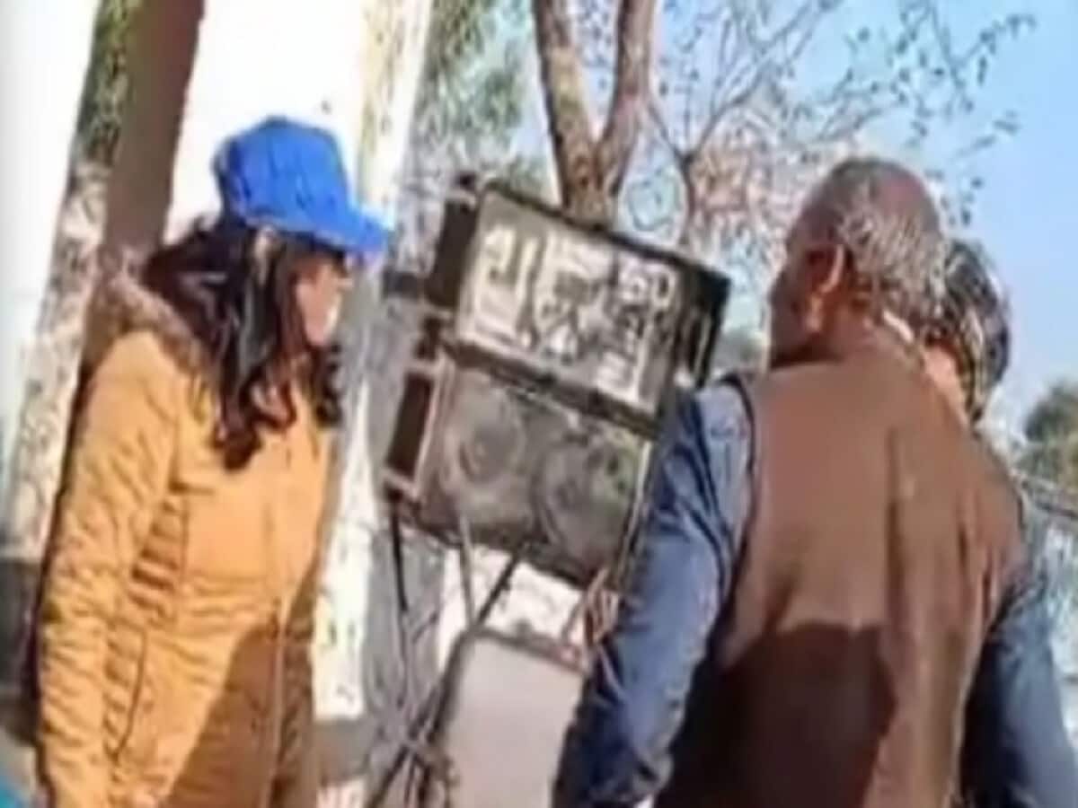 नहीं लगाऊंगी सरस्वती की तस्वीर, शिक्षा में क्या योगदान? शिक्षिका का वीडियो वायरल नहीं लगाऊंगी सरस्वती की तस्वीर, शिक्षा में क्या योगदान? शिक्षिका का वीडियो वायरल