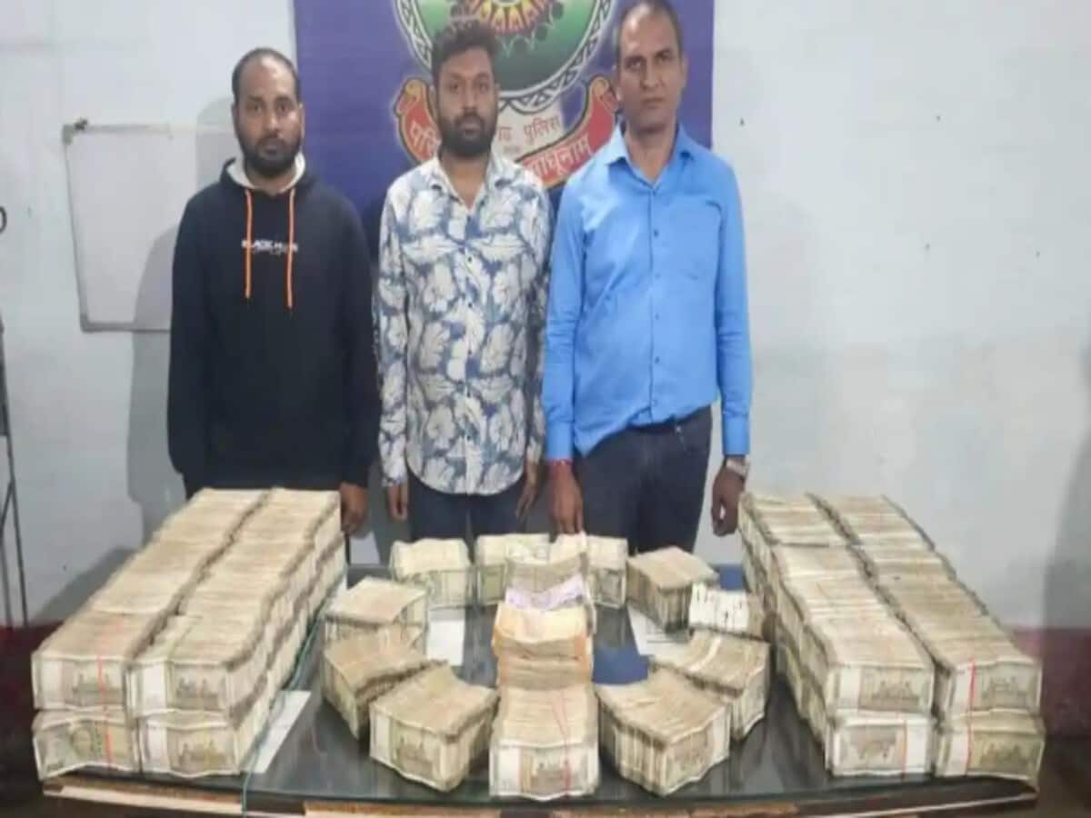 लोकसभा चुनाव से पहले भिलाई में पकड़ाया 2 करोड़ 60 लाख कैश, सुबह ही प्रदेश पड़ी आईटी की रेड लोकसभा चुनाव से पहले भिलाई में पकड़ाया 2 करोड़ 60 लाख कैश, सुबह ही प्रदेश पड़ी आईटी की रेड