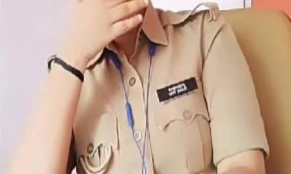यूपी पुलिस की महिला हेड कांस्टेबल ने ब्लैकमेल के खेल से ऐसे ठगे लाखों, सब हुए हैरान