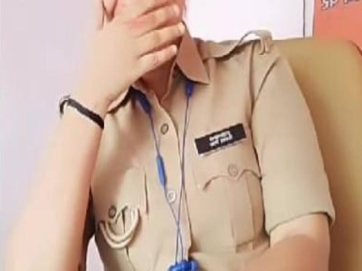 यूपी पुलिस की महिला हेड कांस्टेबल ने ब्लैकमेल के खेल से ऐसे ठगे लाखों, सब हुए हैरान यूपी पुलिस की महिला हेड कांस्टेबल ने ब्लैकमेल के खेल से ऐसे ठगे लाखों, सब हुए हैरान
