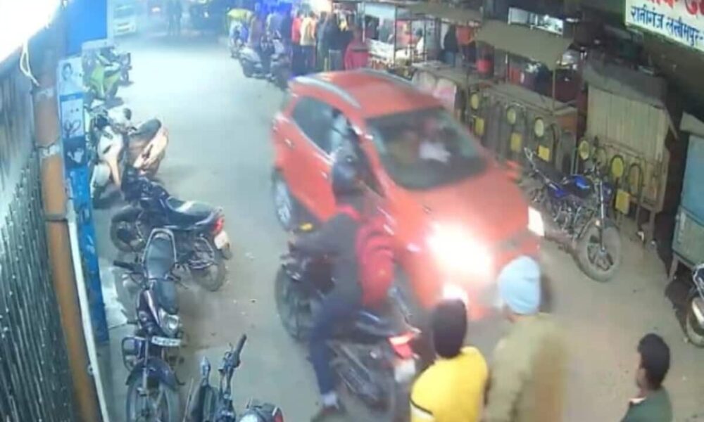 सड़क पर चलते-चलते गिरा युवक, कार ने मारी टक्कर, देखेें हैरान कर देने वाला Video वायरल