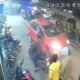 सड़क पर चलते-चलते गिरा युवक, कार ने मारी टक्कर, देखेें हैरान कर देने वाला Video वायरल