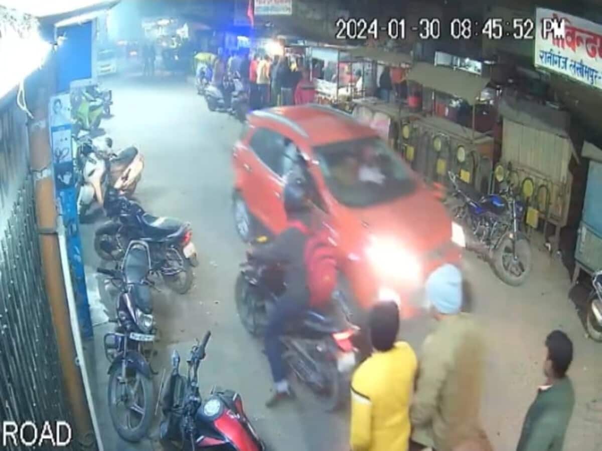 सड़क पर चलते-चलते गिरा युवक, कार ने मारी टक्कर, देखेें हैरान कर देने वाला Video वायरल सड़क पर चलते-चलते गिरा युवक, कार ने मारी टक्कर, देखेें हैरान कर देने वाला Video वायरल