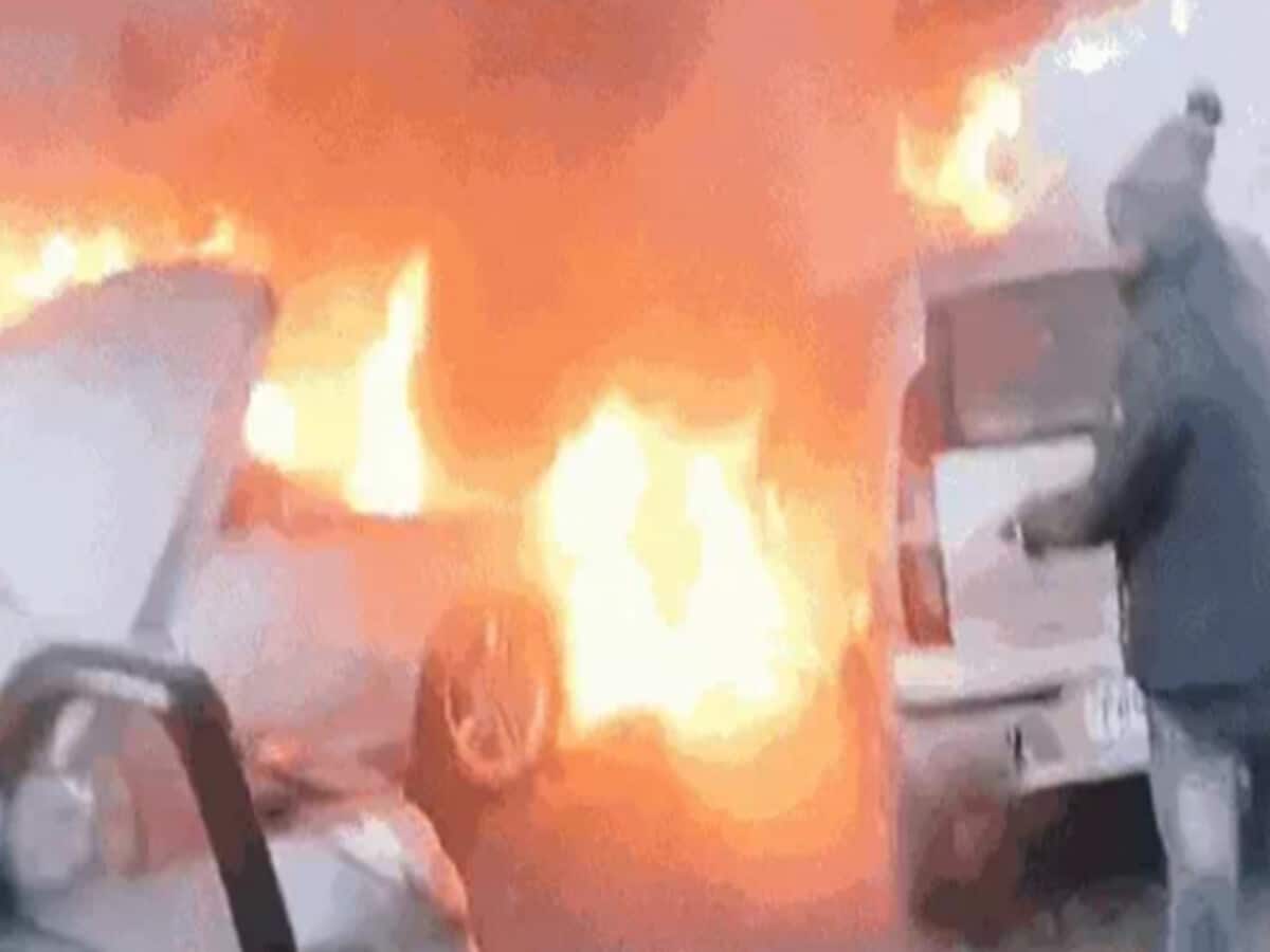 घू-घू कर जली BMW, 3 ऑडी भी जलकर हुई खाक; जालंधर में कार बाजार में भीषण आग घू-घू कर जली BMW, 3 ऑडी भी जलकर हुई खाक; जालंधर में कार बाजार में भीषण आग