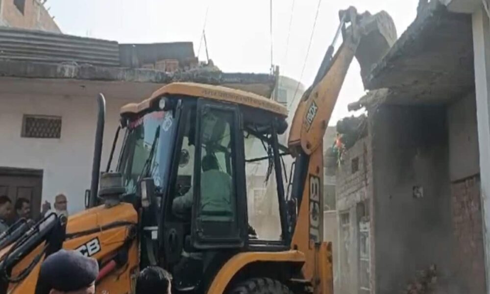 शाजापुर में पत्थरबाजी के मुख्य आरोपी के मकान पर चला मोहन यादव सरकार का बुलडोजर, अवैध निर्माण ध्वस्त