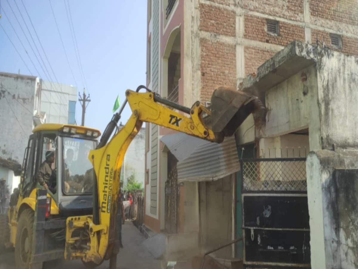 गौ सेवक का गला रेत कर हत्या करने वाले आरोपी अयाज खान के घर चला बुलडोजर गौ सेवक का गला रेत कर हत्या करने वाले आरोपी अयाज खान के घर चला बुलडोजर