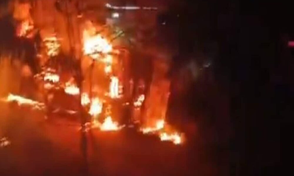बच्चों से भरी बस में लगी भीषण आग, स्थानीय लोगों ने किया रेस्क्यू, कोरबा के पास हुआ हादसा