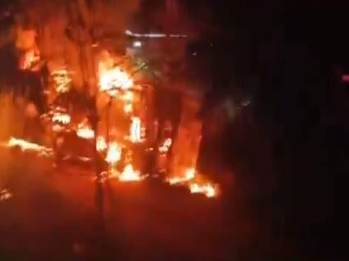 बच्चों से भरी बस में लगी भीषण आग, स्थानीय लोगों ने किया रेस्क्यू, कोरबा के पास हुआ हादसा
