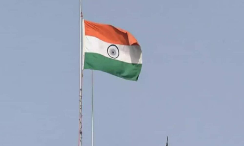 दलित सरपंच को झंडा फहराने से रोकने वाला कर्मचारी सस्पेंड, दिग्विजय के आरोप के बाद ऐक्शन