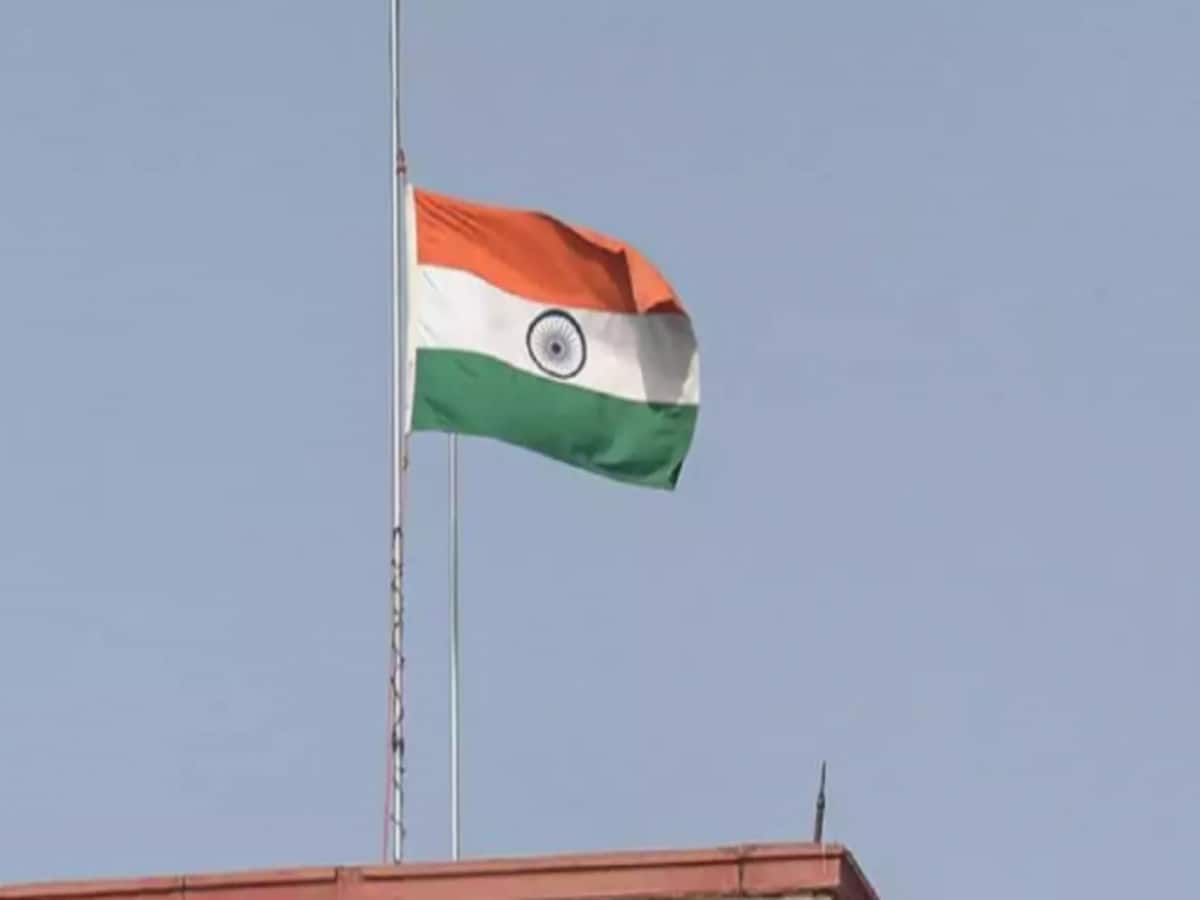 दलित सरपंच को झंडा फहराने से रोकने वाला कर्मचारी सस्पेंड, दिग्विजय के आरोप के बाद ऐक्शन दलित सरपंच को झंडा फहराने से रोकने वाला कर्मचारी सस्पेंड, दिग्विजय के आरोप के बाद ऐक्शन