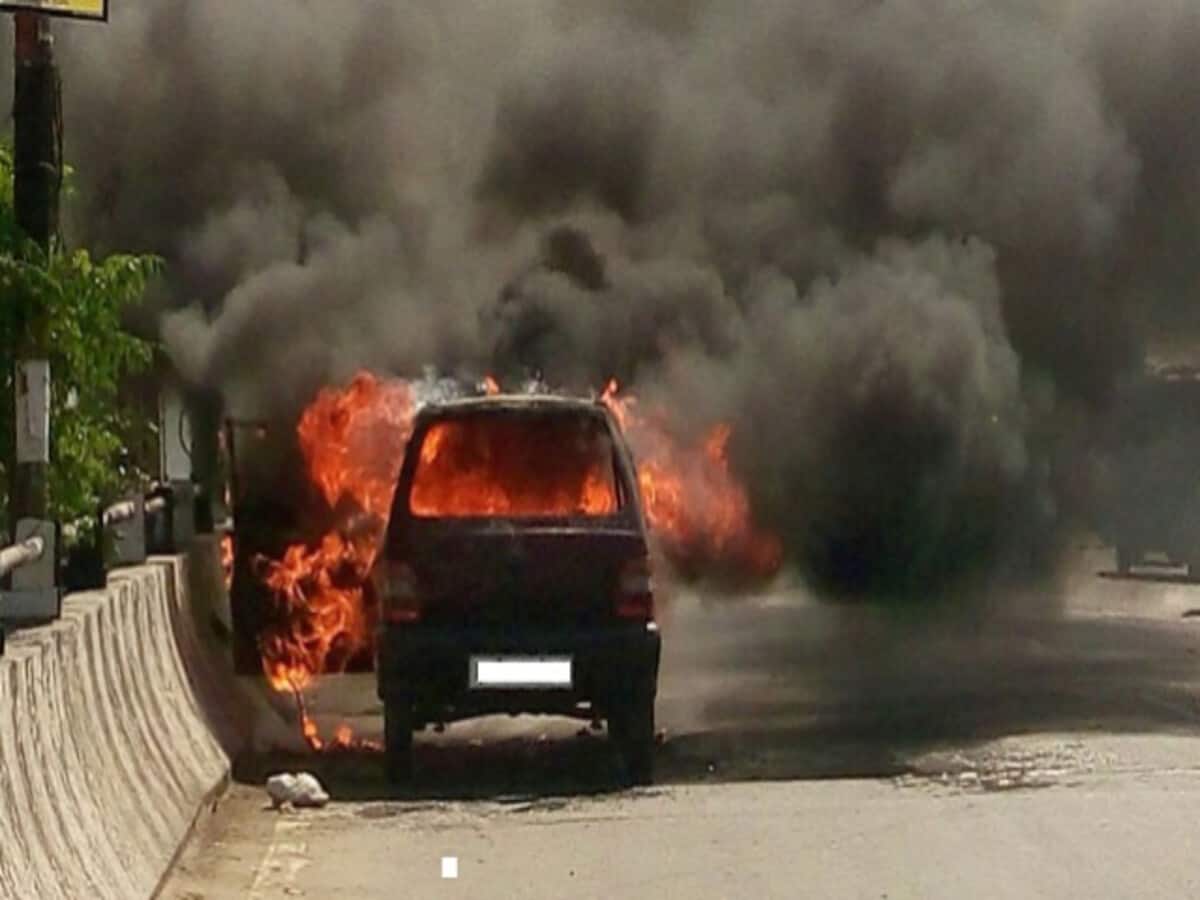 पेड़ से टकराकर पल भर में राख हुई कार, अंदर जिंदा जला शराब कारोबारी पेड़ से टकराकर पल भर में राख हुई कार, अंदर जिंदा जला शराब कारोबारी
