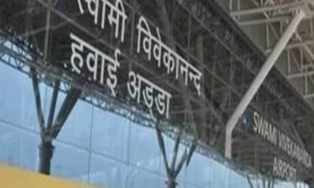 रायपुर एयरपोर्ट पर यात्री को टैक्सी पर बैठाने पर विवाद, जमकर चले लात घूसे, एक का सिर फूटा