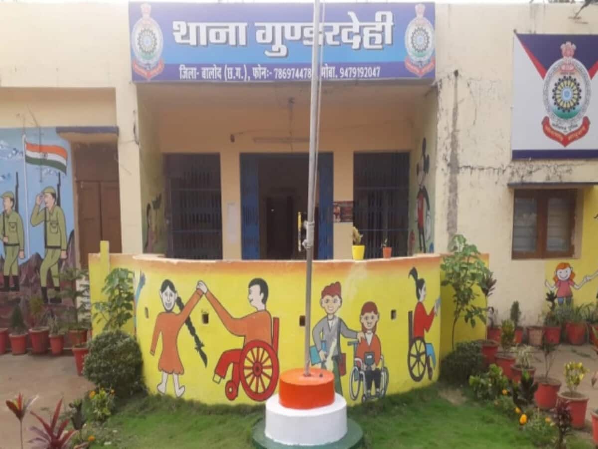 फैंसी स्टोर में काम करने वाली लड़की से गैंगरेप, रात को काम से घर लौटते वक्त तीन लड़के उसे उठा ले गए खेत, किया बारी-बारी दुष्कर्म फैंसी स्टोर में काम करने वाली लड़की से गैंगरेप, रात को काम से घर लौटते वक्त तीन लड़के उसे उठा ले गए खेत, किया बारी-बारी दुष्कर्म
