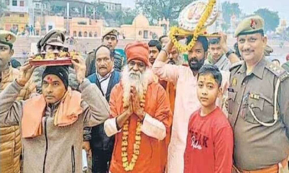 गाजे-बाजे संग चित्रकूट से निकलीं श्रीराम चरण पादुकाएं, संगम से प्रतापगढ़ और फिर ये रहेगा रूट