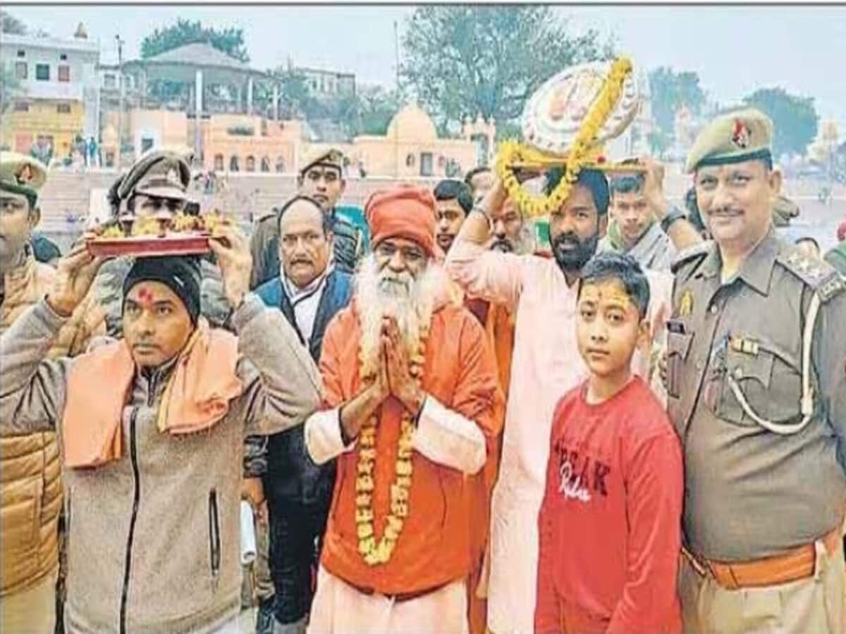 गाजे-बाजे संग चित्रकूट से निकलीं श्रीराम चरण पादुकाएं, संगम से प्रतापगढ़ और फिर ये रहेगा रूट गाजे-बाजे संग चित्रकूट से निकलीं श्रीराम चरण पादुकाएं, संगम से प्रतापगढ़ और फिर ये रहेगा रूट