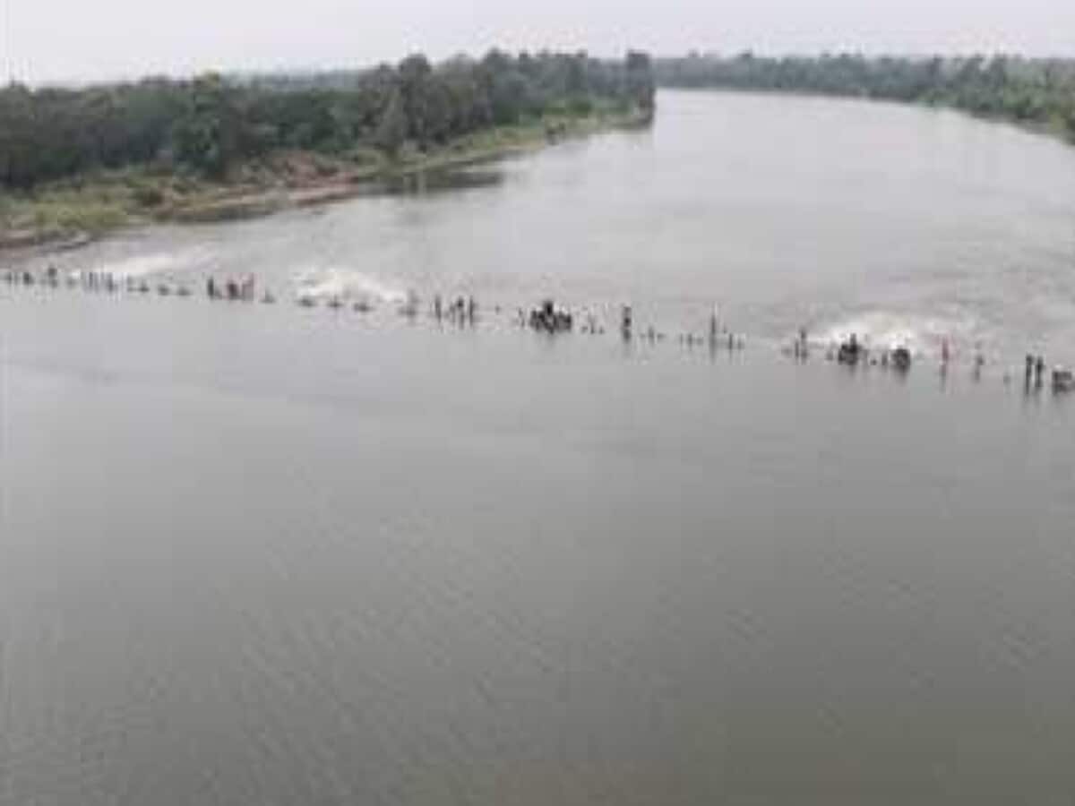 कच्ची उमर का प्यार और साथ मरने की कसम; नदी में डूबते प्रेमी को छोड़कर निकली लड़की, रातभर फंसा रहा लड़का कच्ची उमर का प्यार और साथ मरने की कसम; नदी में डूबते प्रेमी को छोड़कर निकली लड़की, रातभर फंसा रहा लड़का