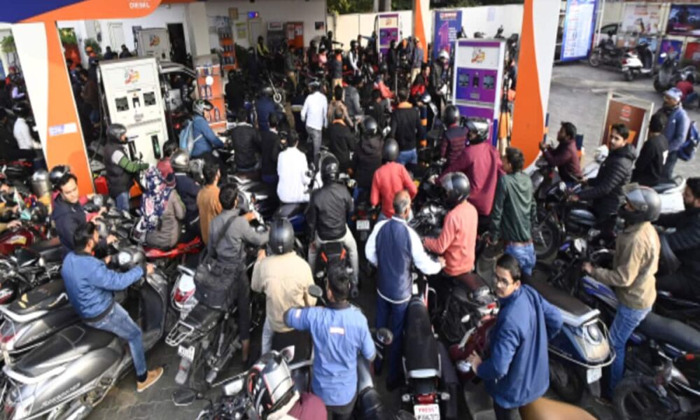 ड्राइवरों की हड़ताल का असर, रतलाम में फ्यूल भराने की लिमिट तय, किसे कितना तेल?
