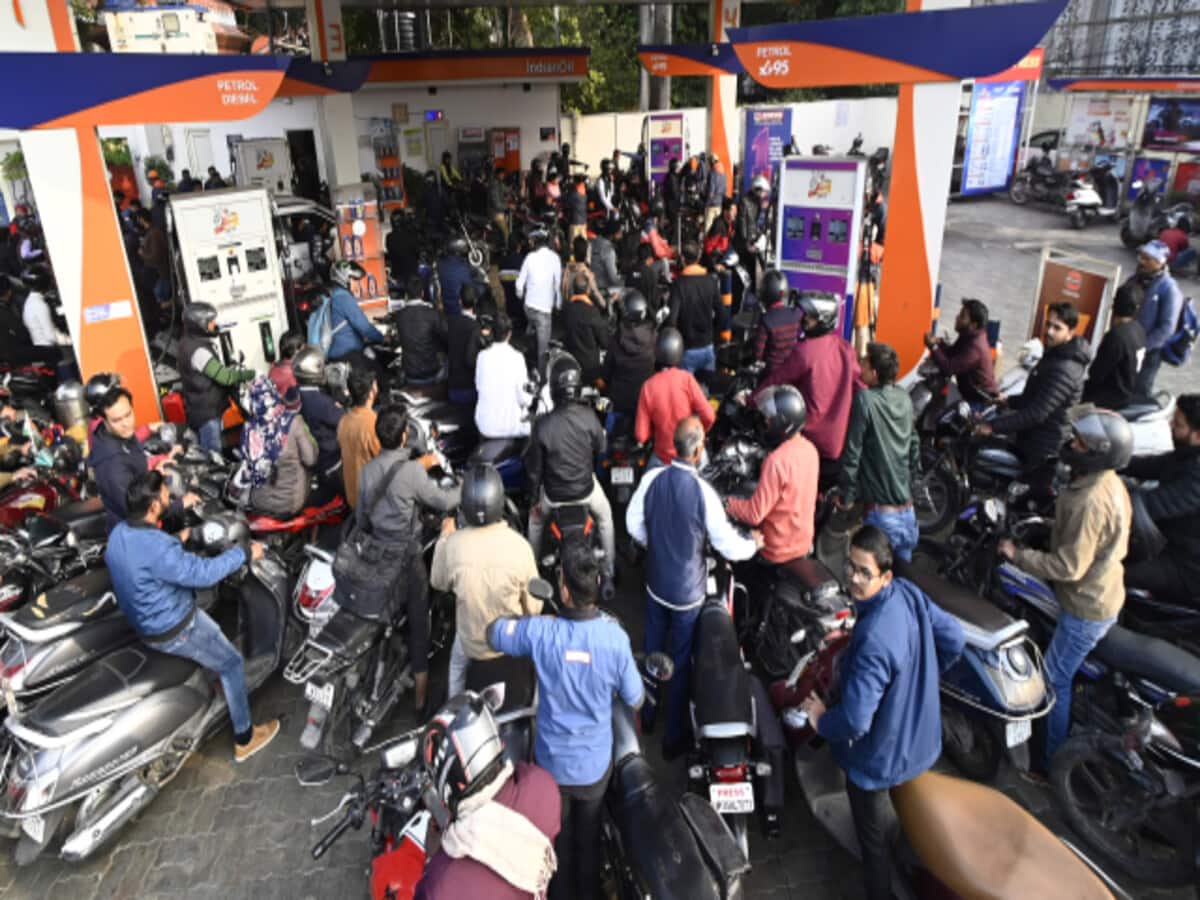 ड्राइवरों की हड़ताल का असर, रतलाम में फ्यूल भराने की लिमिट तय, किसे कितना तेल? ड्राइवरों की हड़ताल का असर, रतलाम में फ्यूल भराने की लिमिट तय, किसे कितना तेल?