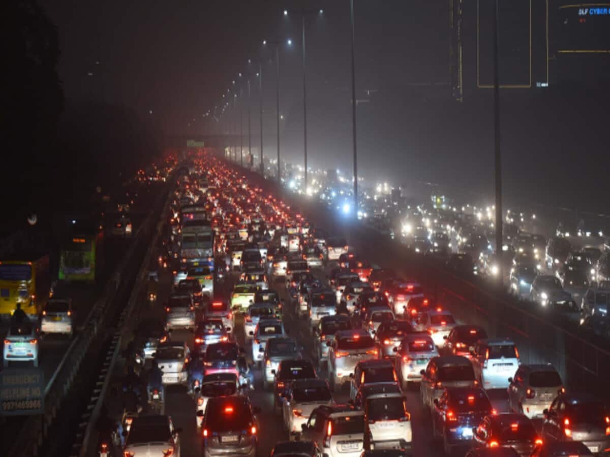 दिल्ली से गुरुग्राम तक 12 KM लंबा जाम, गणतंत्र दिवस पर छावनी बनी राजधानी; जमीन से आसमान तक निगहबानी