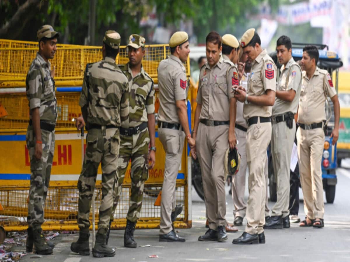 दिल्ली क्षेत्र में 4 दिन पार्सल लेन-देन पर प्रतिबंध, गणतंत्र दिवस पर सुरक्षा कड़ी, कमांडो दस्ते ने संभाली कमान दिल्ली क्षेत्र में 4 दिन पार्सल लेन-देन पर प्रतिबंध, गणतंत्र दिवस पर सुरक्षा कड़ी, कमांडो दस्ते ने संभाली कमान