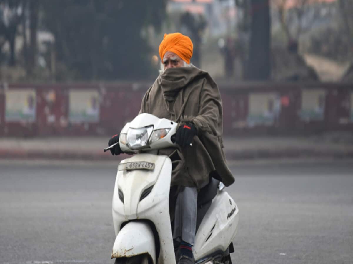 दिल्ली में और बढ़ा सर्दी का सितम, पारा 4 डिग्री से भी कम; आगे कैसा रहेगा हाल दिल्ली में और बढ़ा सर्दी का सितम, पारा 4 डिग्री से भी कम; आगे कैसा रहेगा हाल