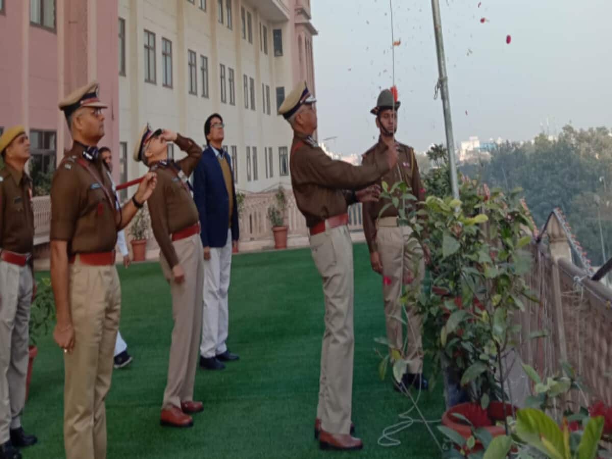 राजस्थान पुलिस: पुलिस मुख्यालय में झंडारोहण, DGP से इन्हें मिला प्रशंसा पत्र राजस्थान पुलिस: पुलिस मुख्यालय में झंडारोहण, DGP से इन्हें मिला प्रशंसा पत्र
