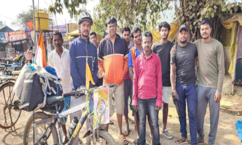 शहीदों को श्रद्धांजलि देने माओवाद के डर से बाहर देश की यात्रा पर सायकल से निकला जयस, सबसे पहले भांचा‌ राम के करेगा दर्शन