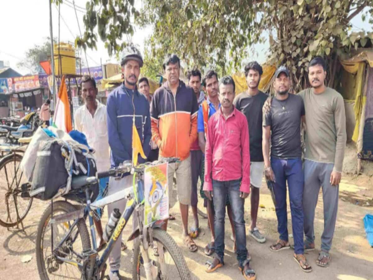 शहीदों को श्रद्धांजलि देने माओवाद के डर से बाहर देश की यात्रा पर सायकल से निकला जयस, सबसे पहले भांचा‌ राम के करेगा दर्शन