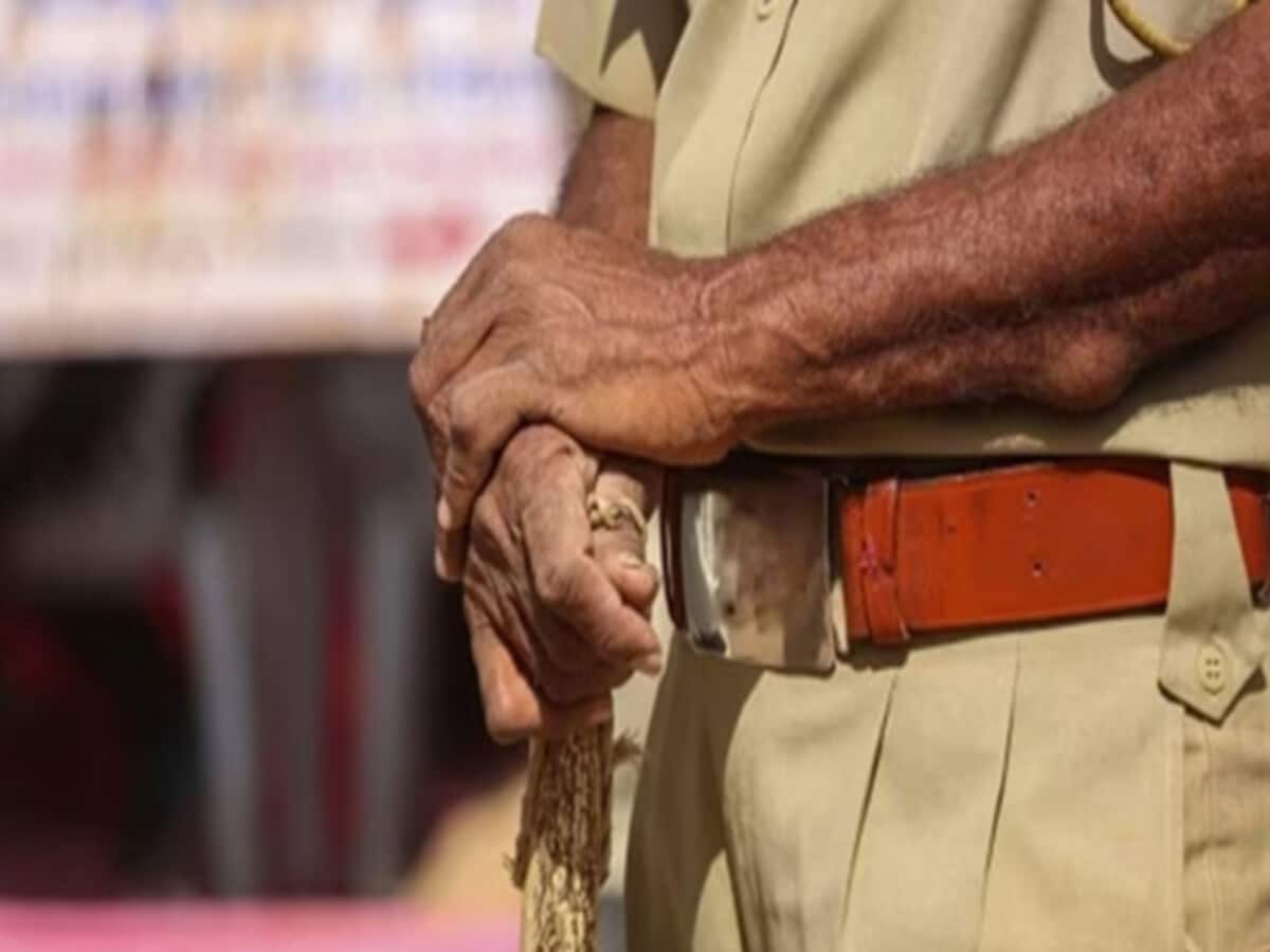 पुलिस की वर्दी में रील्स बनाई तो नपेंगे, ऑन ड्यूटी सोशल मीडिया अकाउंट के इस्तेमाल पर पाबंदी; जारी की गई पॉलिसी पुलिस की वर्दी में रील्स बनाई तो नपेंगे, ऑन ड्यूटी सोशल मीडिया अकाउंट के इस्तेमाल पर पाबंदी; जारी की गई पॉलिसी