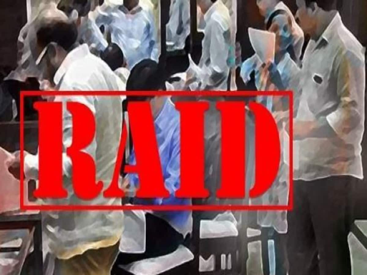 गुटखे के अवैध ठिकानों पर जीएसटी की छापेमारी, घर और फैक्ट्री से करोड़ों जब्त