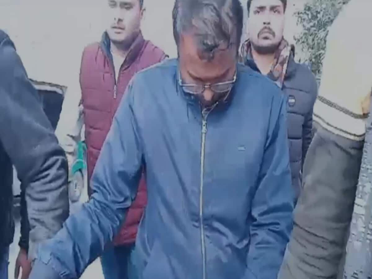 नौकरी के बदले सेक्स की डिमांड करने वाला अफसर गिरफ्तार, लड़कियों को कर रहा था गंदे मैसेज नौकरी के बदले सेक्स की डिमांड करने वाला अफसर गिरफ्तार, लड़कियों को कर रहा था गंदे मैसेज
