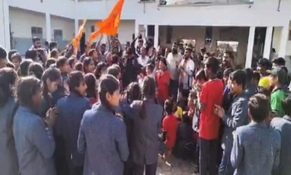 धर्म परिवर्तन का दबाव, राम की यात्रा निकालने पर रोक; आरोप के बाद बवाल, स्कूल में हनुमान चालीसा का पाठ
